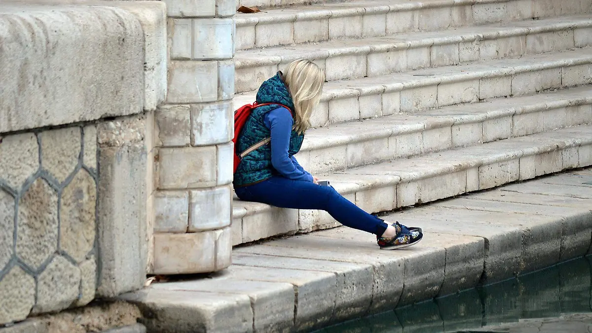 Mujer plantada en Roma